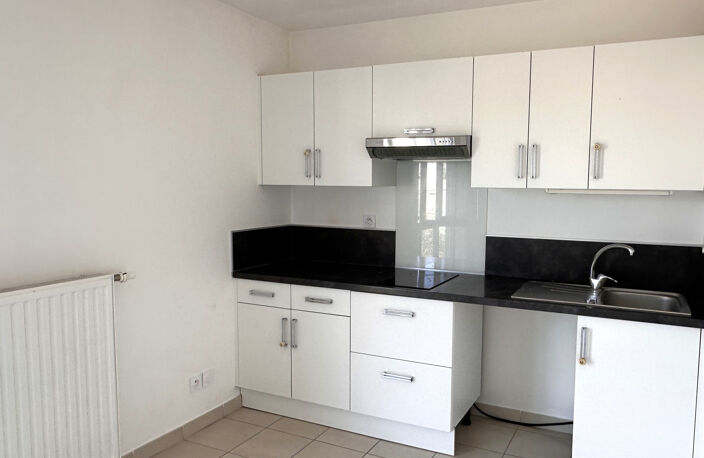 EXCLU CRAPONNE CENTRE STUDIO EN PARFAIT ETAT + PARKING — photo 4