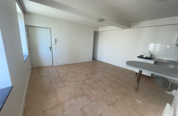 CENTRE VILLE CASTELNAUDARY APPARTEMENT DE TYPE 4 AU SECOND ETAGE D UN PETIT COLLECTIF LIBRE AU 05 JANVIER 2027 — photo 2