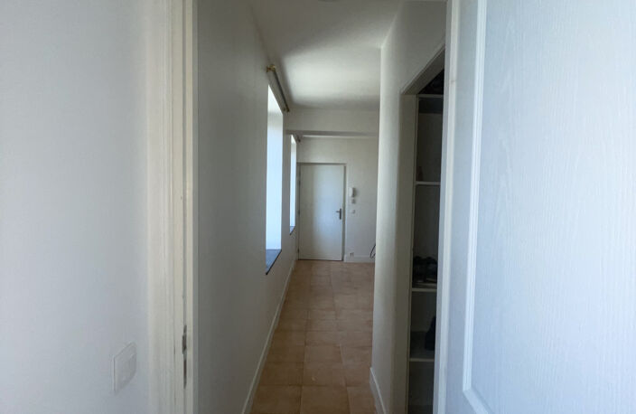 CENTRE VILLE CASTELNAUDARY APPARTEMENT DE TYPE 4 AU SECOND ETAGE D UN PETIT COLLECTIF LIBRE AU 05 JANVIER 2027 — photo 4