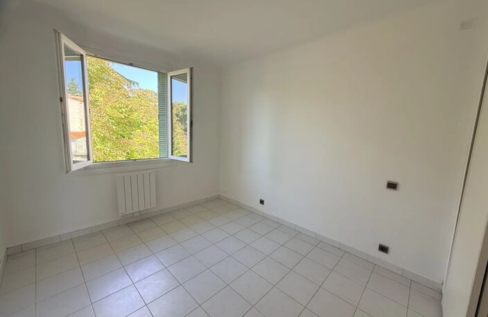 Nîmes, centre-ville, appartement 2chs, 66m2, balcon, 4ème et dernier étage, parking, cave — photo 3