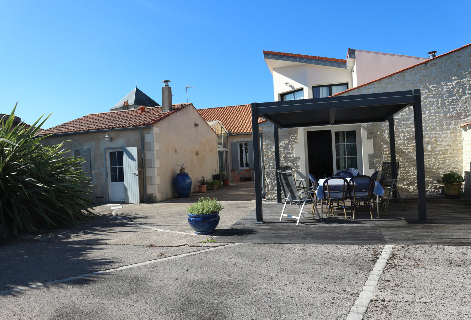ENSEMBLE IMMOBILIER DE 245 M2 MÊLANT L'ANCIEN ET LE CONTEMPO — photo 1
