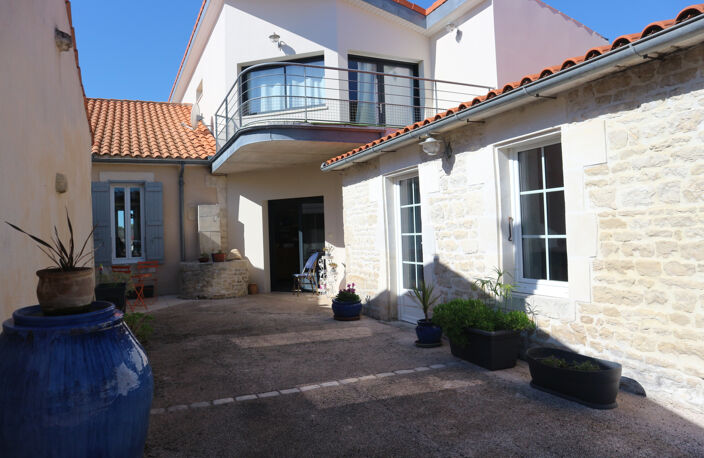 ENSEMBLE IMMOBILIER DE 245 M2 MÊLANT L'ANCIEN ET LE CONTEMPO — photo 4