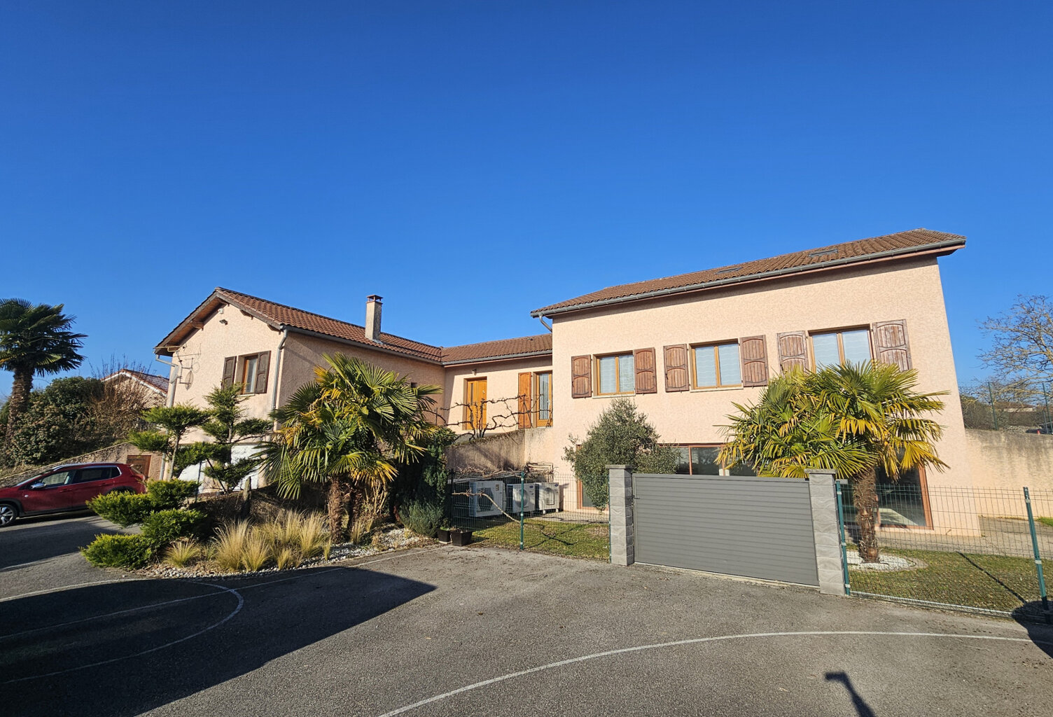 A 40 minutes de Lyon, belle villa de 450m2 avec piscine inté — photo 1