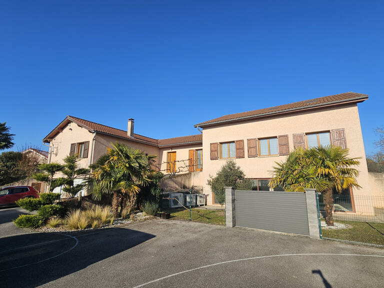 A 40 minutes de Lyon, belle villa de 450m2 avec piscine inté — photo 1