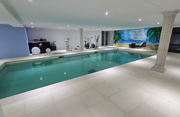 A 40 minutes de Lyon, belle villa de 450m2 avec piscine inté — photo 2