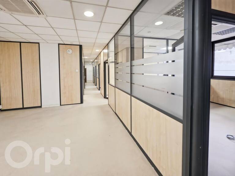 LOCAL PROFESSIONNEL 134 M² + 2 STATIONNEMENTS — photo 1
