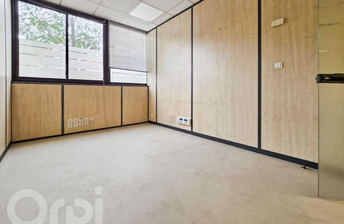 LOCAL PROFESSIONNEL 134 M² + 2 STATIONNEMENTS — photo 2