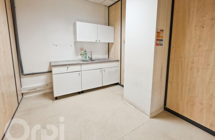LOCAL PROFESSIONNEL 134 M² + 2 STATIONNEMENTS — photo 3