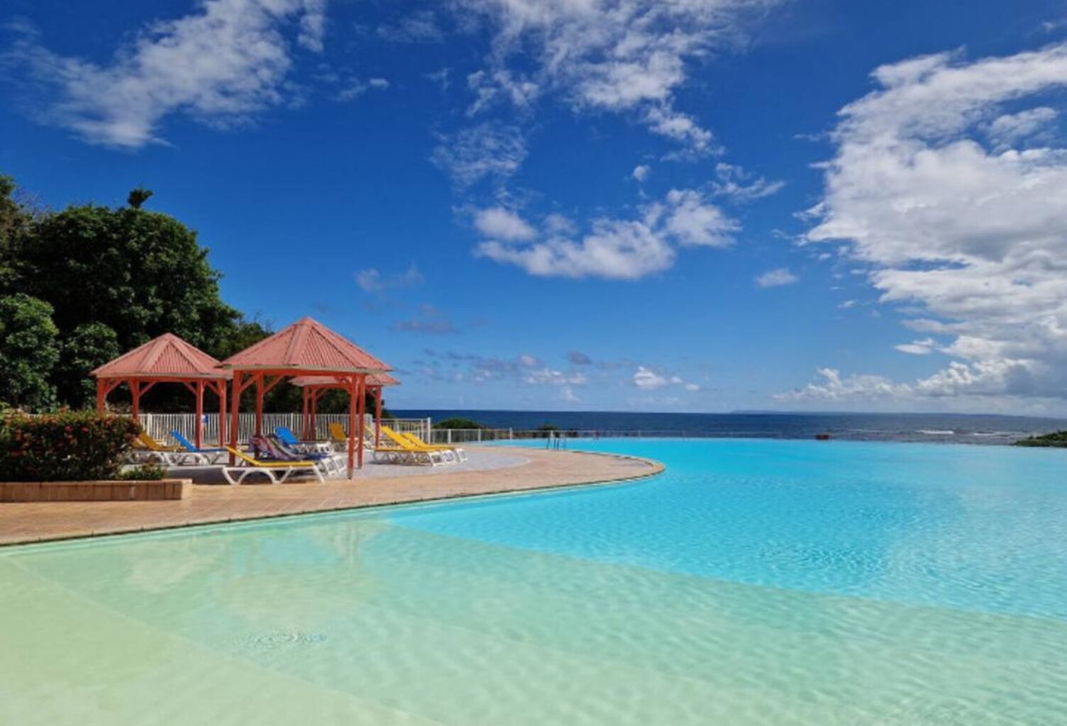 SAINT FRANCOIS (971) ANSE DES ROCHERS STUDIO/T1 B MEUBLE DANS RESIDENCE AVEC PISCINE A 2 PAS DES PLAGES — photo 1