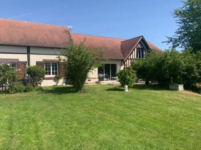 Grande maison de 400 m² avec piscine intérieure chauffée, sauna et appartement indépendant, sur 3 000 m² clos — photo du bien