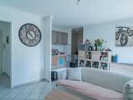 SAINT-CYR-SUR-LOIRE – T2 42,80 m² – DERNIER ÉTAGE – TERRASSE – BOX + PARKING — photo 2