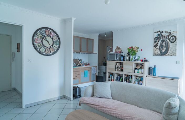 SAINT-CYR-SUR-LOIRE – T2 42,80 m² – DERNIER ÉTAGE – TERRASSE – BOX + PARKING — photo 2
