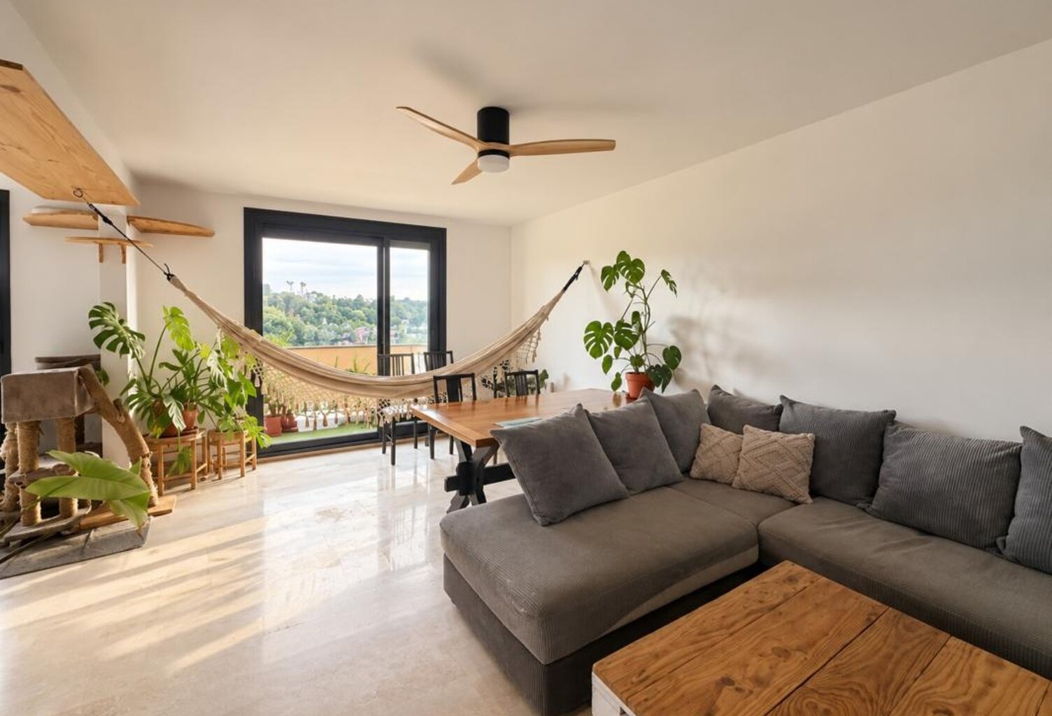 Appartement T3 transformable en T4 – Dernier étage – Vue mer et Bonne Mère – 2 balcons – Parking — photo 1