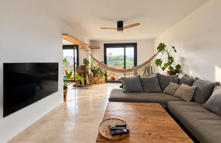 Appartement T3 transformable en T4 – Dernier étage – Vue mer et Bonne Mère – 2 balcons – Parking — photo 2