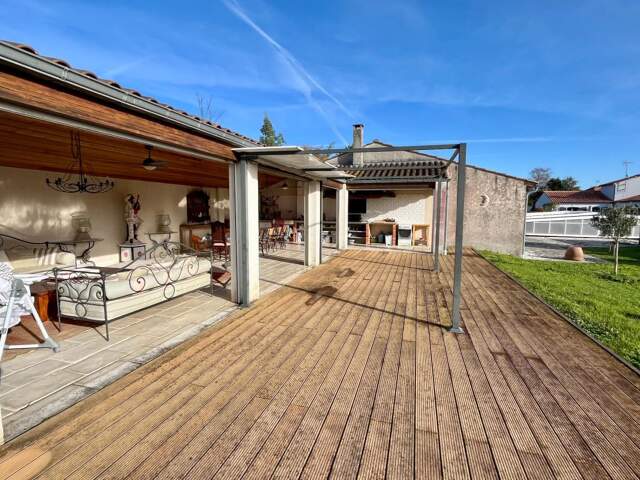 SAINT MICHEL EN L'HERM (85) 10 MIN DES PLAGES ENSEMBLE IMMOBILIER 222M² AVEC PISCINE ANNEXES ET JARDIN — photo du bien