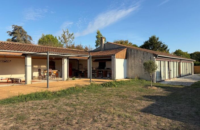 SAINT MICHEL EN L'HERM (85) 10 MIN DES PLAGES ENSEMBLE IMMOBILIER 222M² AVEC PISCINE ANNEXES ET JARDIN — photo 2