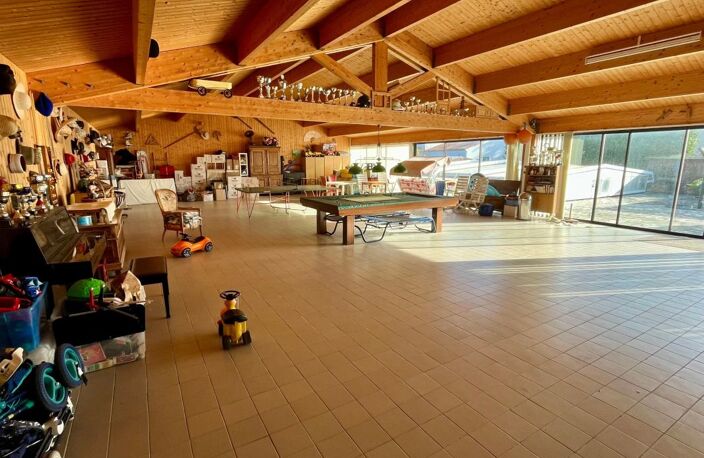 SAINT MICHEL EN L'HERM (85) 10 MIN DES PLAGES ENSEMBLE IMMOBILIER 222M² AVEC PISCINE ANNEXES ET JARDIN — photo 4
