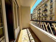 CALME en CARRÉ D’OR | 3 PIÈCES 71m2 RÉNOVÉ 3 Min DE LA MER AVEC — photo 4