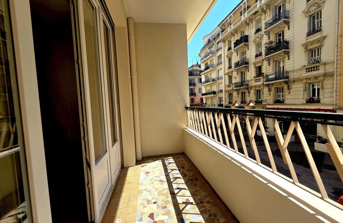 CALME en CARRÉ D’OR | 3 PIÈCES 71m2 RÉNOVÉ 3 Min DE LA MER AVEC — photo 4