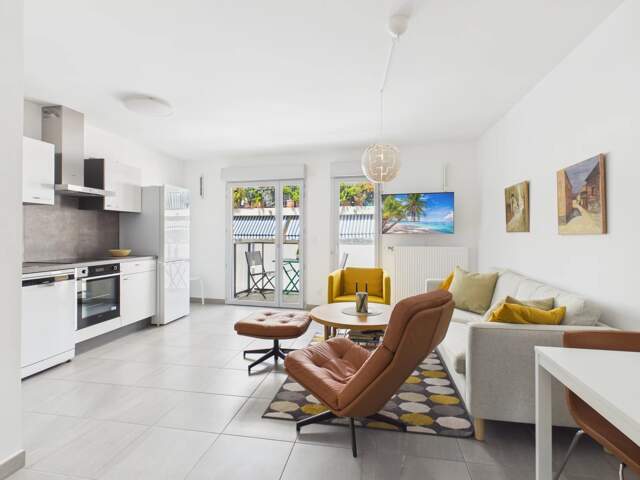 Appartement moderne avec deux balcons et place de parking en gar — photo du bien