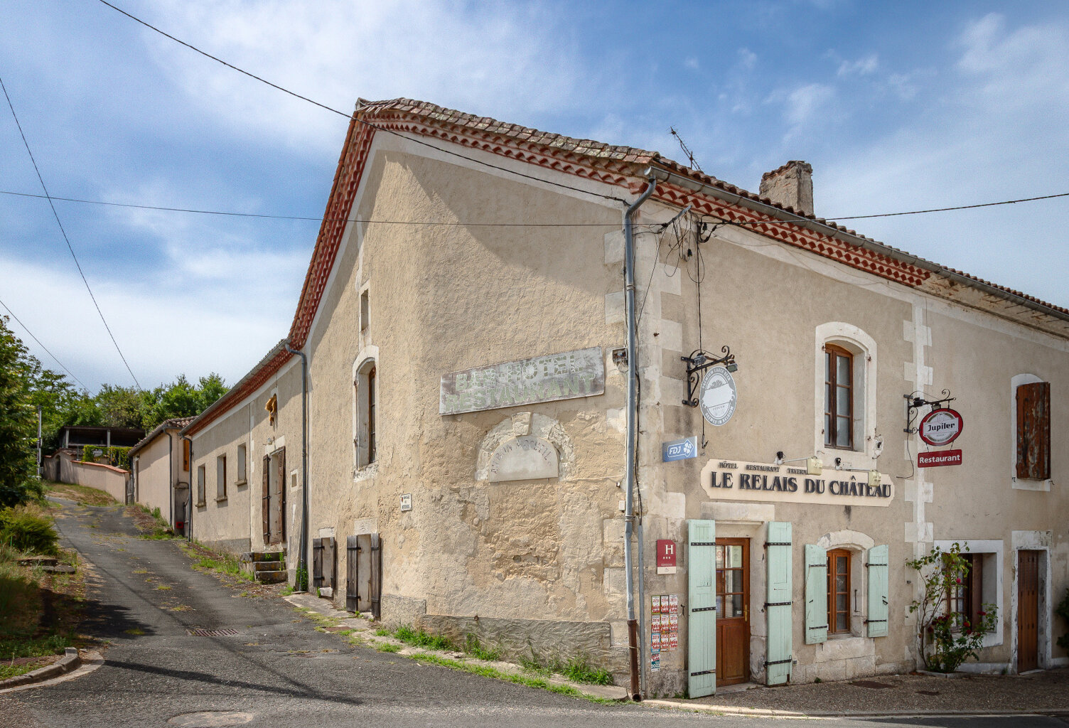 Propriété avec maison, piscine et ancien restaurant — photo 1