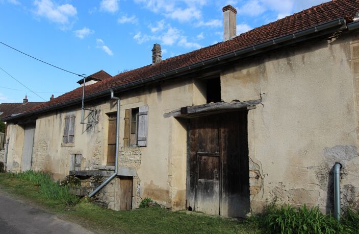 SAINT VICTOR SUR OUCHE (21) Maison à vendre P5 de 129,60 m² + 2 granges à rénover + terrain de 1745 m² — photo 2