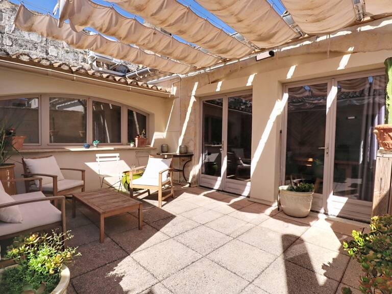 GARD (30) AIGUES−MORTES (30220) intra-muros A vendre 2 appartements un T4 ~97 m2, 4 chambres et un T2 40 m2 — photo 1