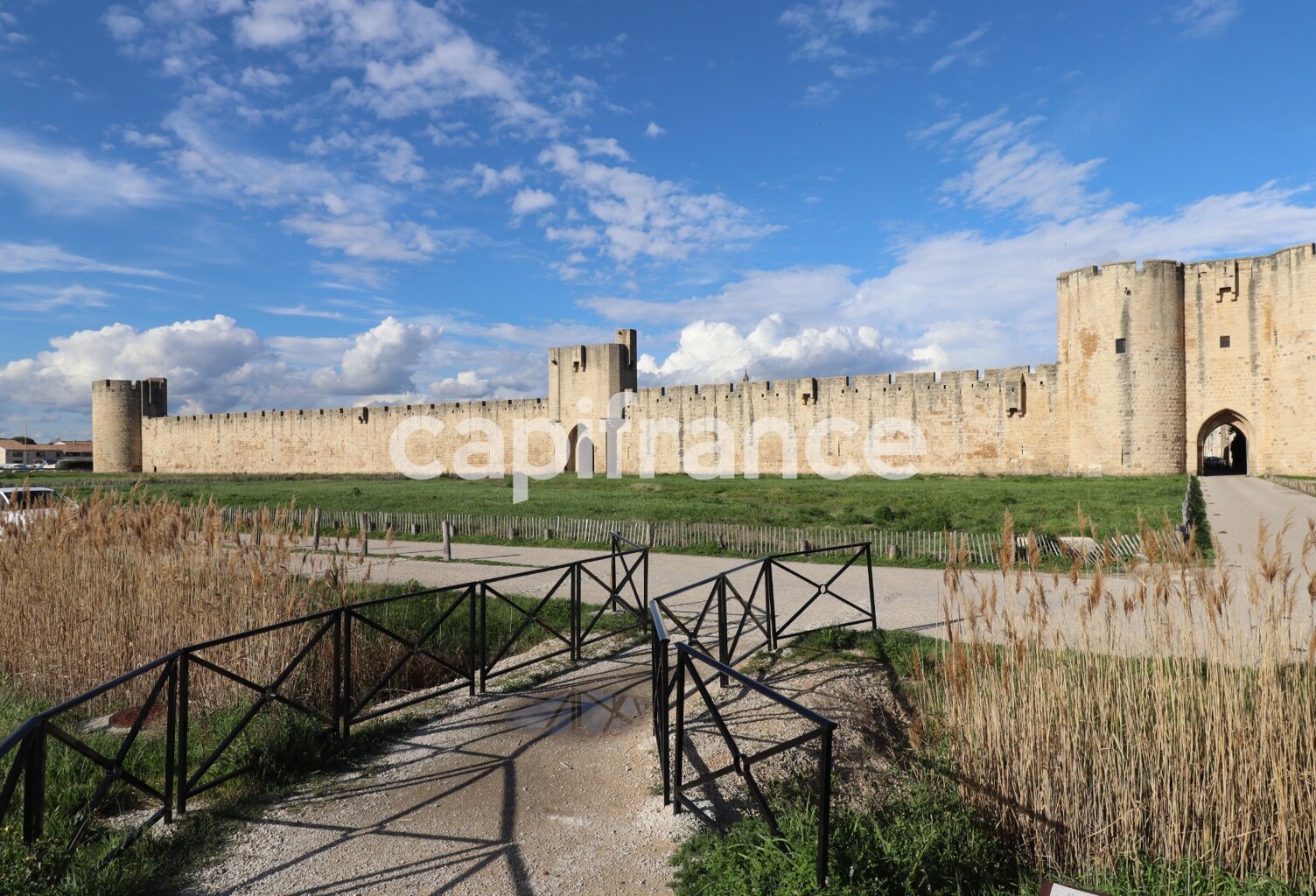 GARD (30) AIGUES−MORTES (30200) À Vendre Murs commerciaux de 115 m² + 34 m2 = 148 m2 libres d'occupant — photo 1