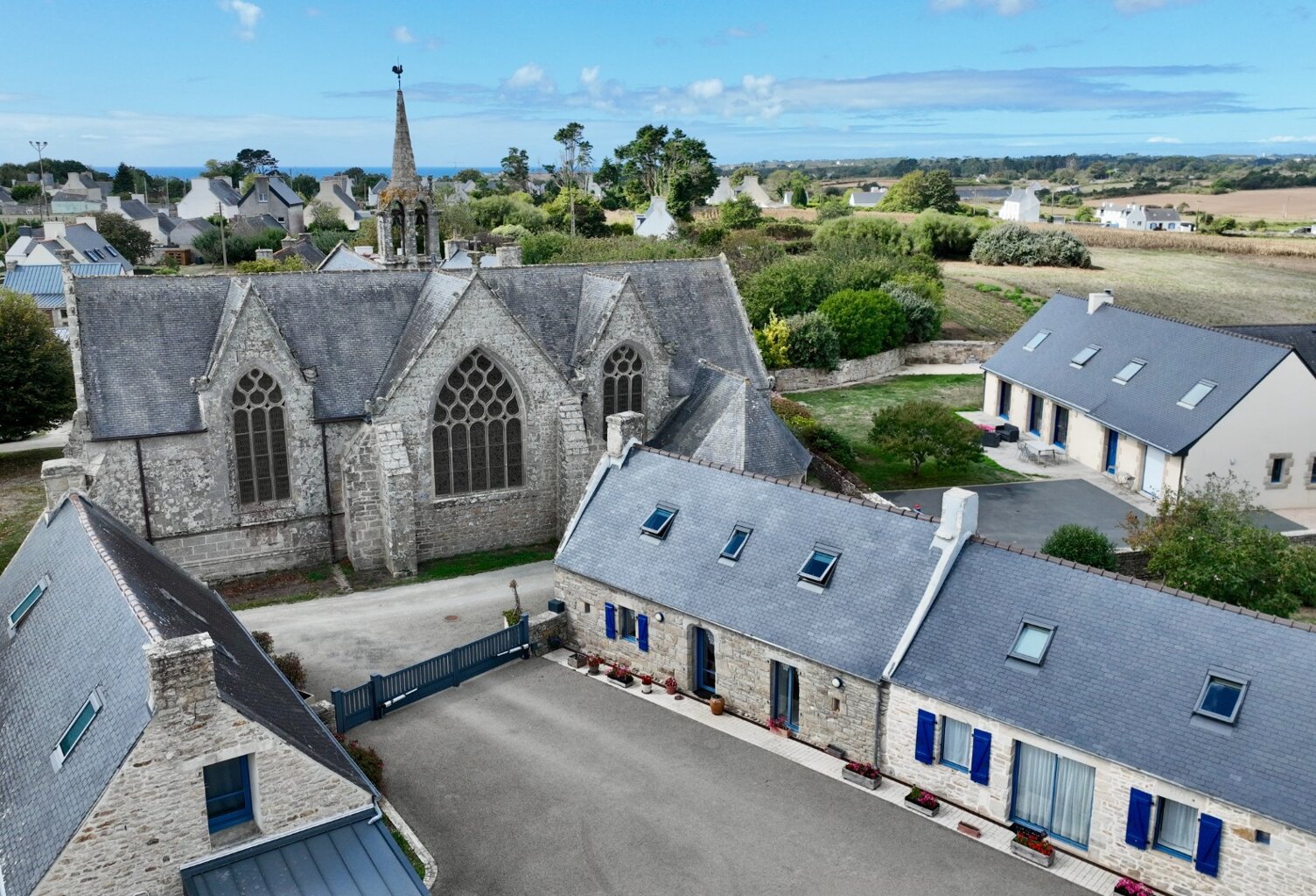PLOZÉVET – CORPS DE FERME EN PIERRE RÉNOVÉ – 4 700 M² DE TERRAIN – VASTES DÉPENDANCES — photo 1