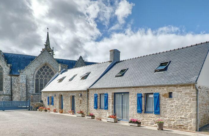 PLOZÉVET – CORPS DE FERME EN PIERRE RÉNOVÉ – 4 700 M² DE TERRAIN – VASTES DÉPENDANCES — photo 2