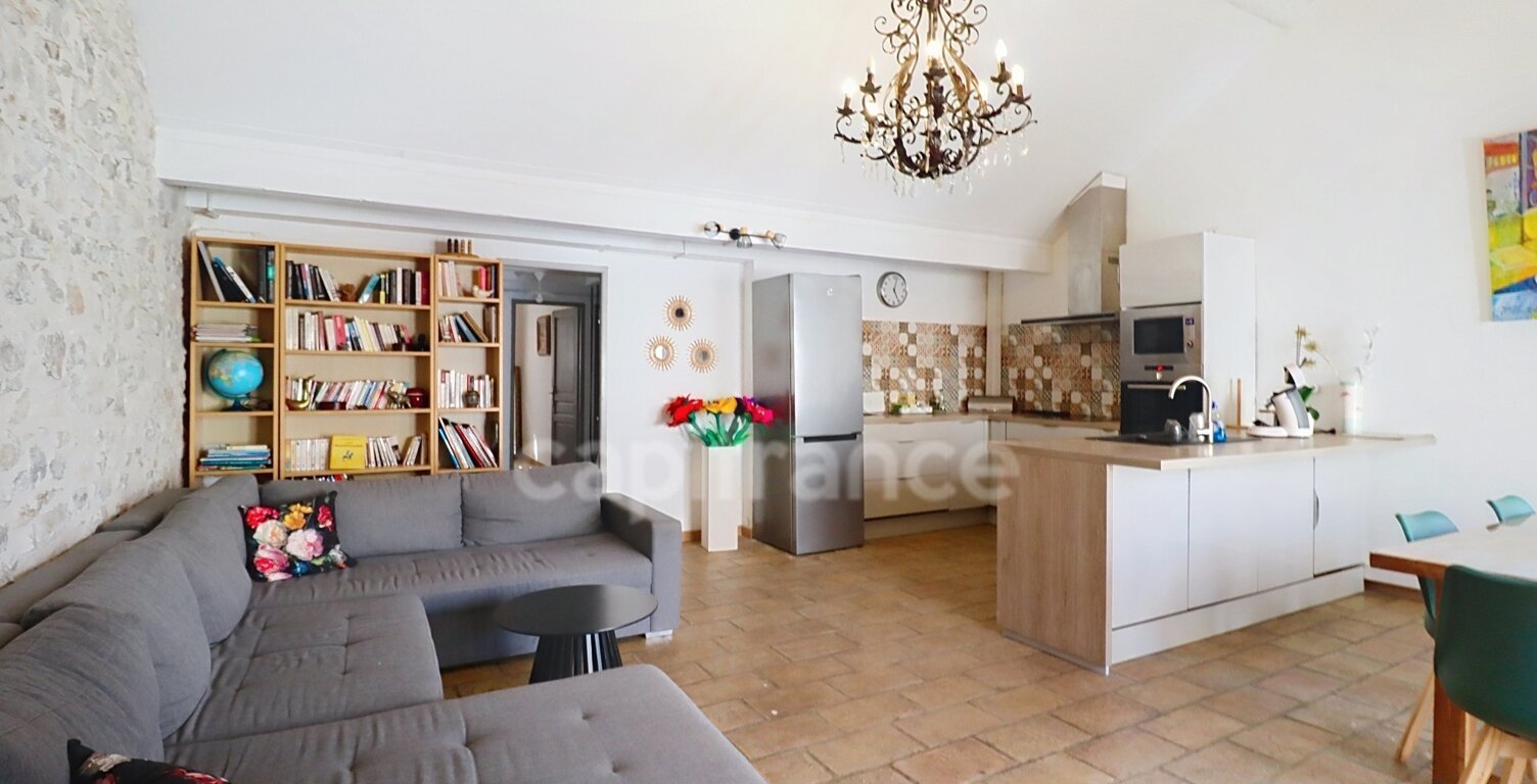GARD (30) AIGUES−MORTES (30220) intra-muros A vendre appartement T4 ~97 m2, 4 chambres et terrasse de 8.5 m2 — photo 1