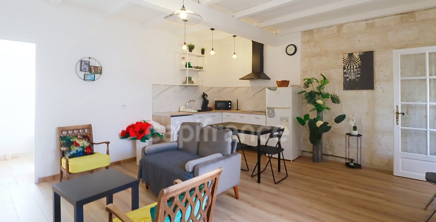 GARD (30) AIGUES−MORTES (30220) intra-muros à vendre appartement T4 ~40 m2, 1 chambres et terrasse — photo 1