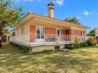PINS-JUSTARET – Maison familiale 126 m² – 4 chambres – sous-sol 170 m² – terrain 1 125 m² — photo 2