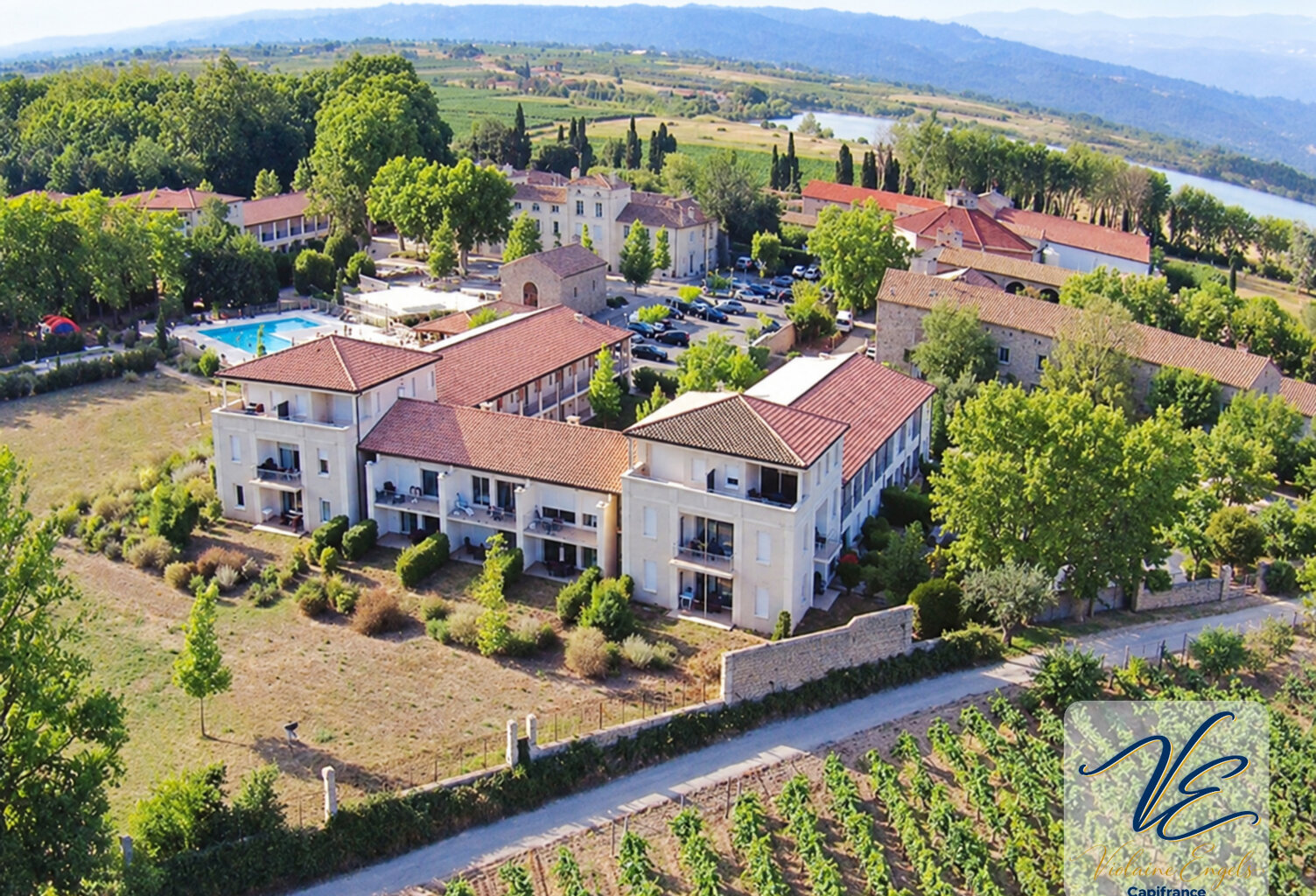 AZILLE – CHÂTEAU DE JOUARRES – APPARTEMENT MEUBLÉ EN REZ-DE-CHAUSSÉE AVEC TERRASSE ET PISCINE — photo 1