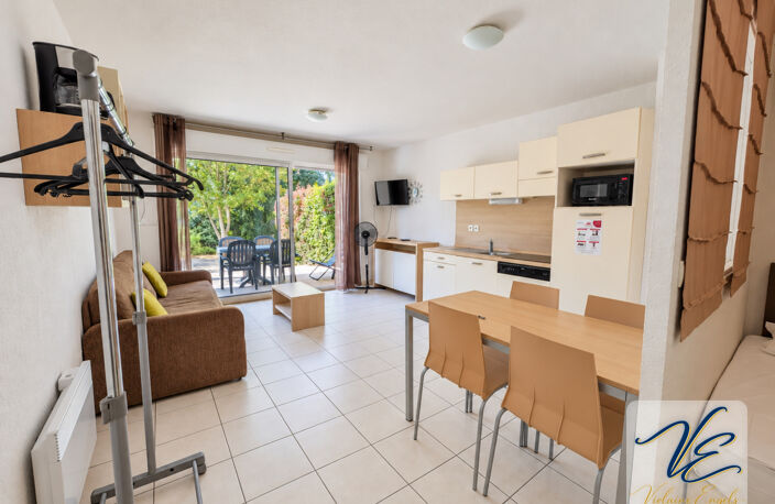 AZILLE – CHÂTEAU DE JOUARRES – APPARTEMENT MEUBLÉ EN REZ-DE-CHAUSSÉE AVEC TERRASSE ET PISCINE — photo 4