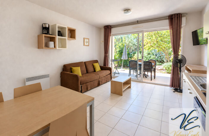 AZILLE – CHÂTEAU DE JOUARRES – APPARTEMENT MEUBLÉ EN REZ-DE-CHAUSSÉE AVEC TERRASSE ET PISCINE — photo 5