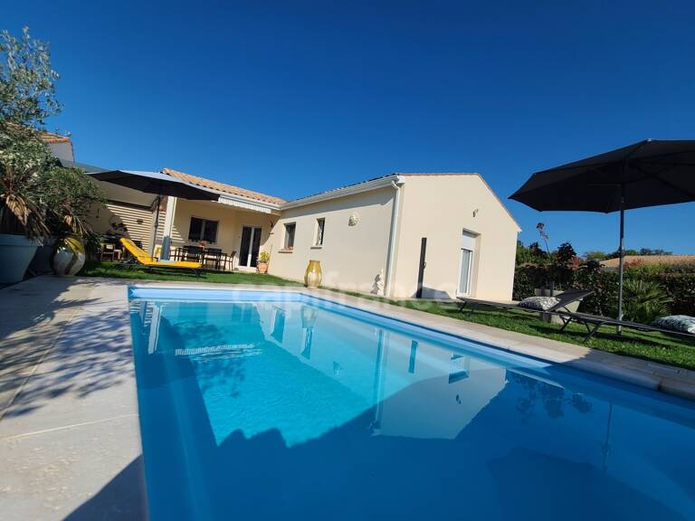 Thénac : maison de plain-pied en L, DPE A, clé en main, avec piscine et terrasse couverte de 30 m² — photo 1