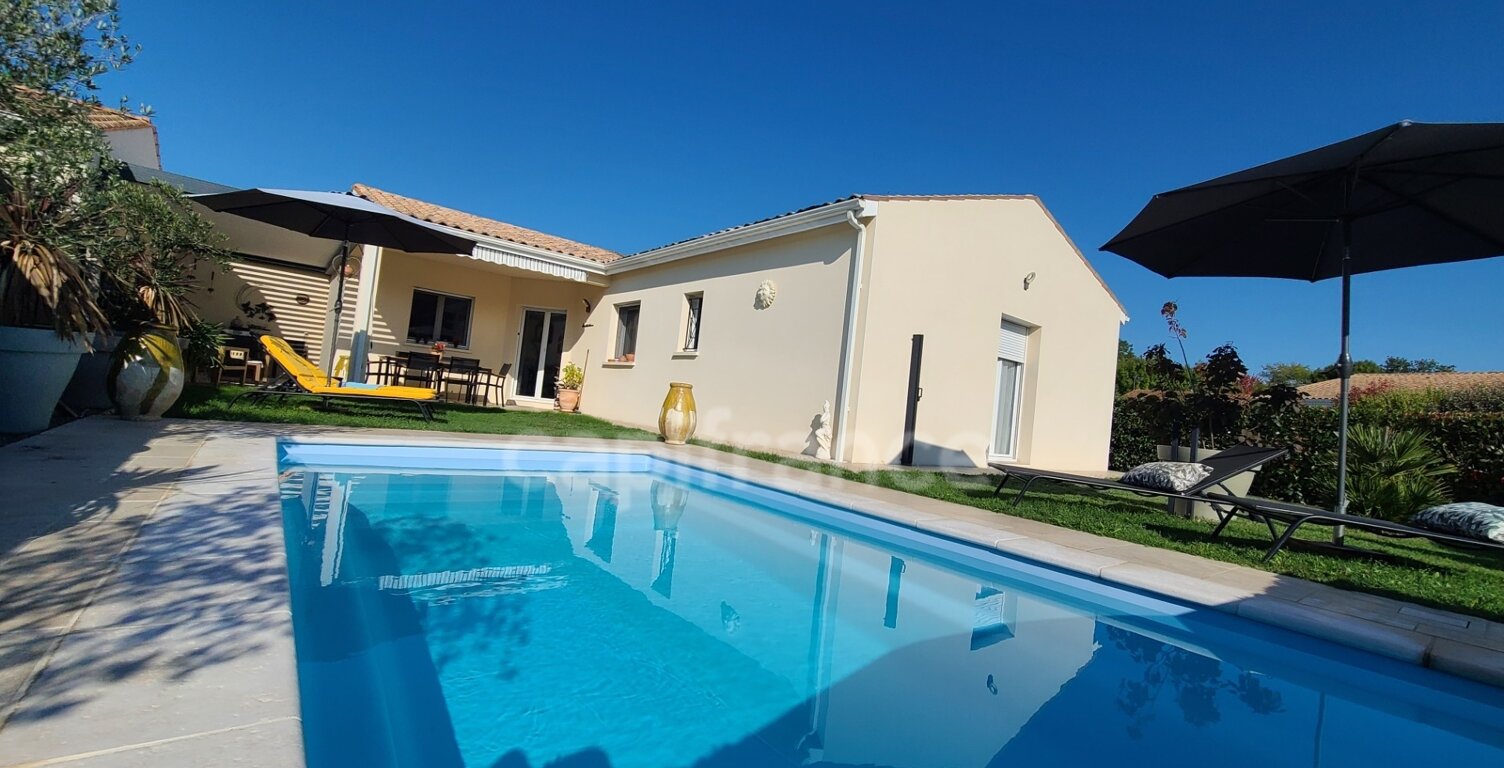 Thénac : maison de plain-pied en L, DPE A, clé en main, avec piscine et terrasse couverte de 30 m² — photo 1