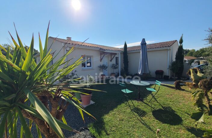 Thénac : maison de plain-pied en L, DPE A, clé en main, avec piscine et terrasse couverte de 30 m² — photo 2