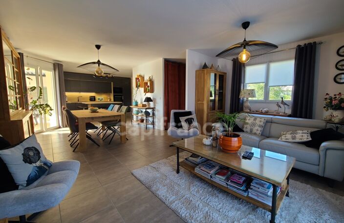 Thénac : maison de plain-pied en L, DPE A, clé en main, avec piscine et terrasse couverte de 30 m² — photo 3