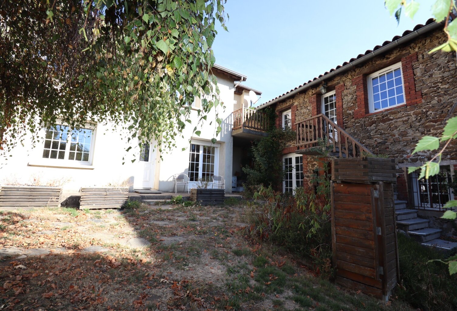 ENSEMBLE IMMOBILIER RARE AVEC MAISON, GÎTE ET 3 700 M² DE TERRAIN — photo 1