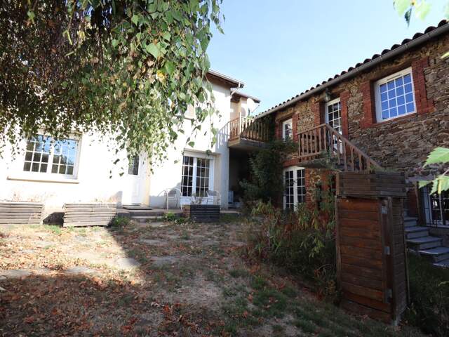 ENSEMBLE IMMOBILIER RARE AVEC MAISON, GÎTE ET 3 700 M² DE TERRAIN — photo du bien