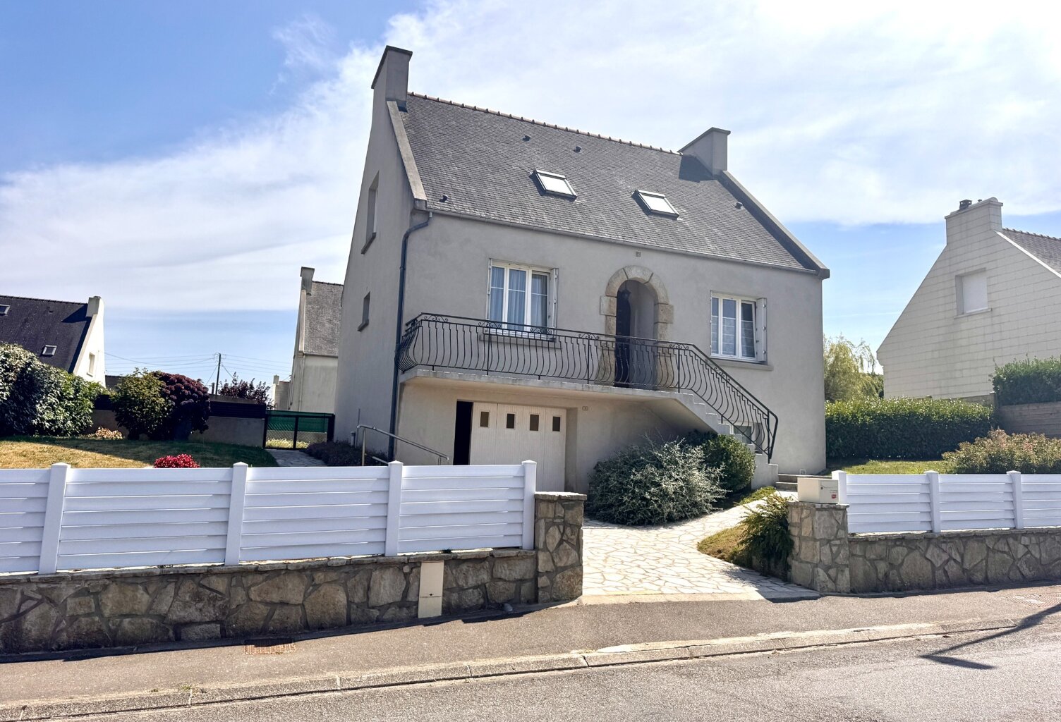 PLOUGUIN – Maison familiale de 105 m², 4 chambres et sous-sol total — photo 1