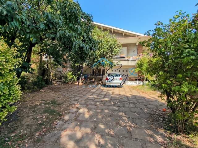 Maison jumelée avec jardin arboré, mezzanine et grand garage.VAULX EN VELIN — photo du bien