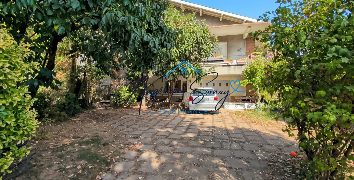 Maison jumelée avec jardin arboré, mezzanine et grand garage.VAULX EN VELIN — photo 1