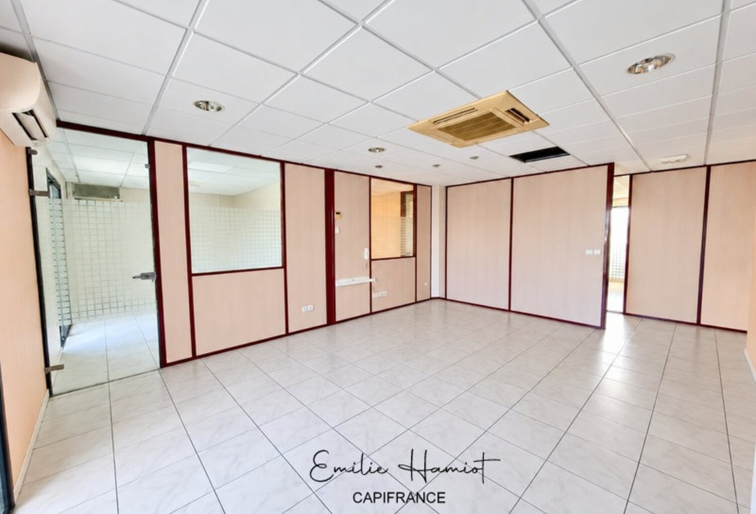 À Louer - Local professionnel 222m² - Lamentin - Place d'Armes — photo 1