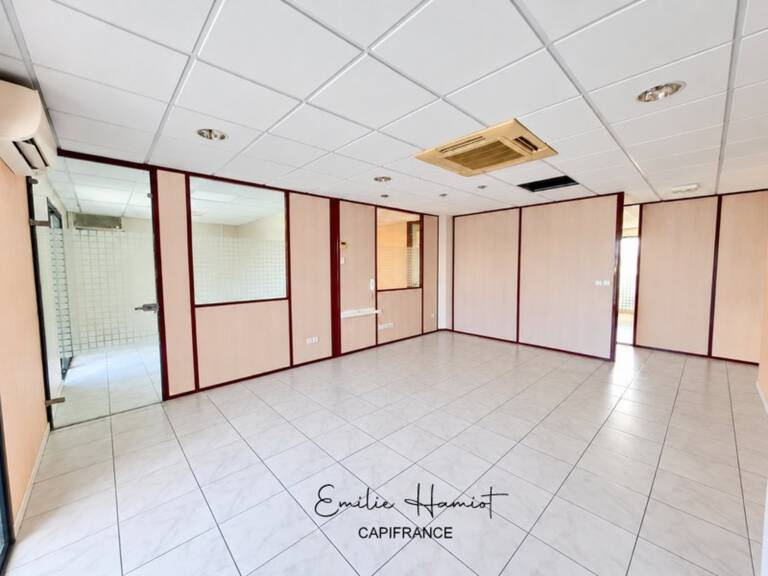 À Louer - Local professionnel 222m² - Lamentin - Place d'Armes — photo 1
