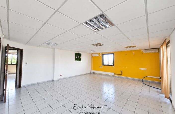 À Louer - Local professionnel 222m² - Lamentin - Place d'Armes — photo 2