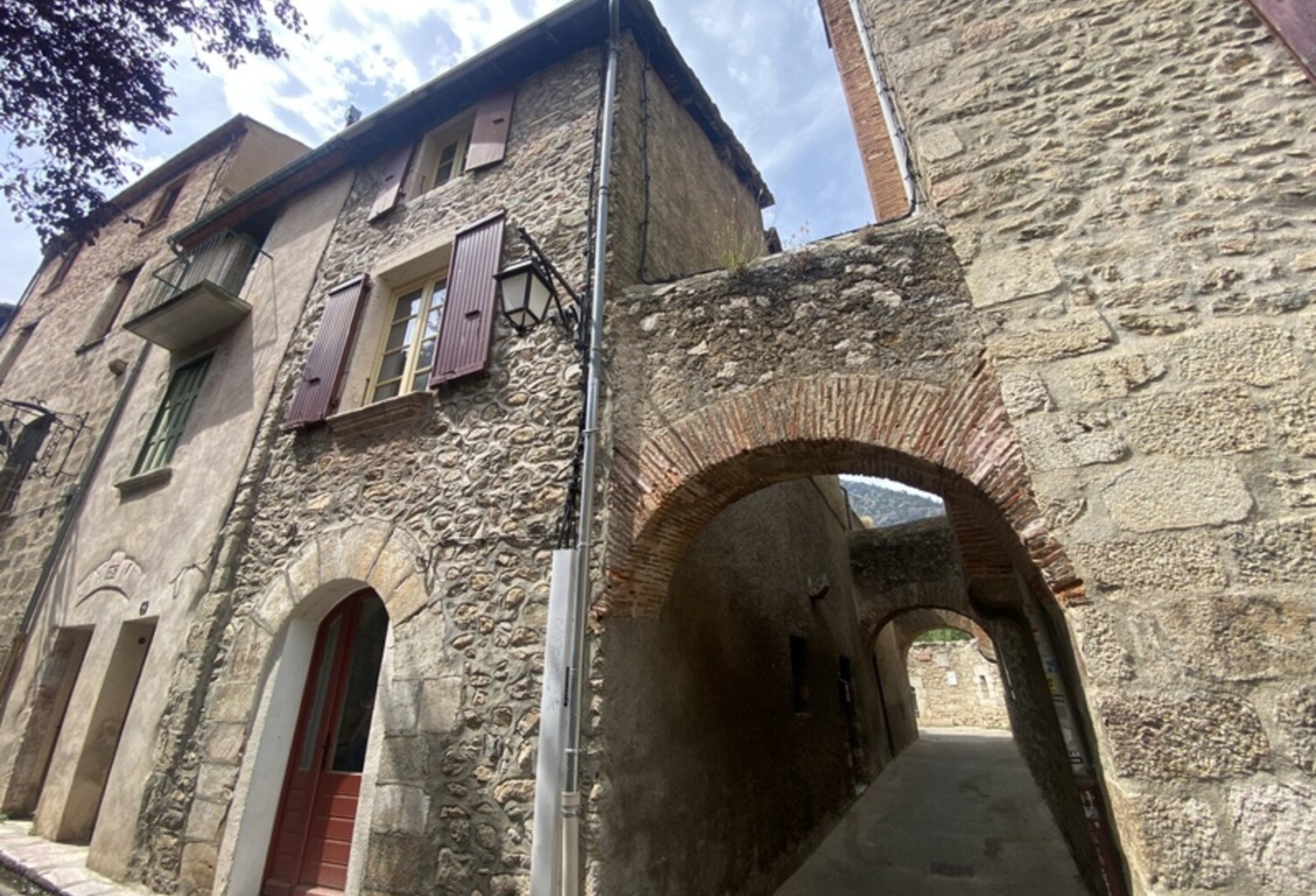 Dpt Pyrénées Orientales (66), à vendre VILLEFRANCHE DE CONFLENT Maison 6 pièces 96 m² avec terrasse à rafraichir — photo 1