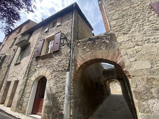 Dpt Pyrénées Orientales (66), à vendre VILLEFRANCHE DE CONFLENT Maison 6 pièces 96 m² avec terrasse à rafraichir — photo du bien